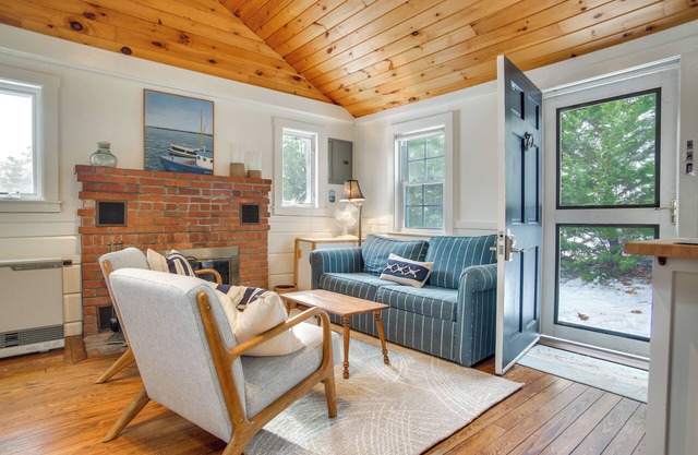 Walk to Beach: South Chatham Home