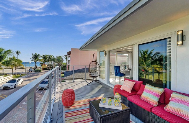 Walk to Beach w/Salt Pool & Spa, Double King Master BR, Washer Dryer Oceanview