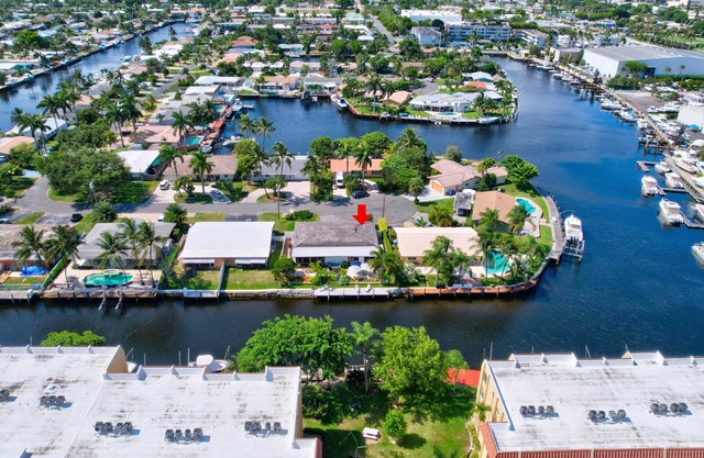 Walk to beach & Waterfront Hideaway