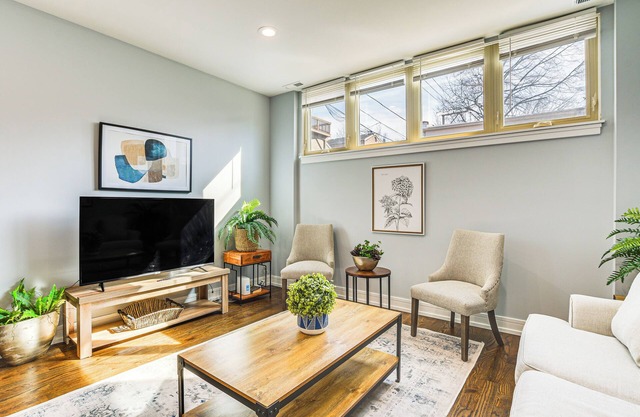 Walk to Blue Line: Sleek Apartment in Bucktown!