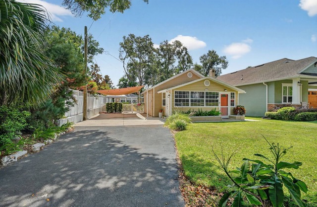 Walk to Downtown Mount Dora! Patio Oasis + King Bed!