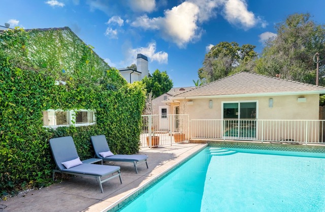 Walk to Famous Ventura Boulevard w/Pool, Pingpong, BBQ