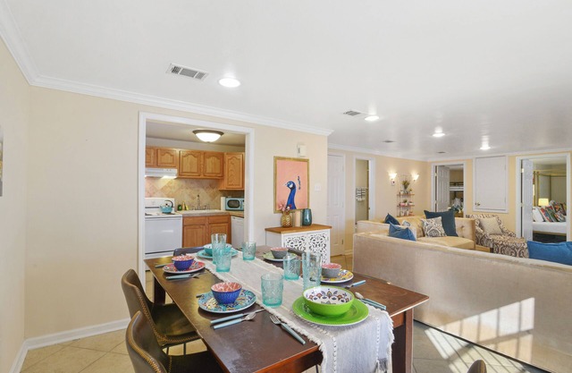Walk to Jazz Fest- 5 beds, Private Patio, Parking, Grill, King Suite w/TV