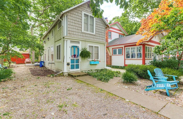 Walk to Lake: Historic Lakeside Marblehead Cottage