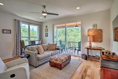 Walk to Lake Austin Spacious Getaway with Patio