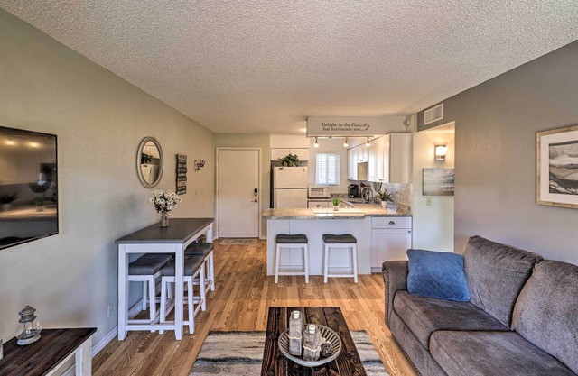 Walk to Lake, Dining & Shops: Lake Havasu Condo