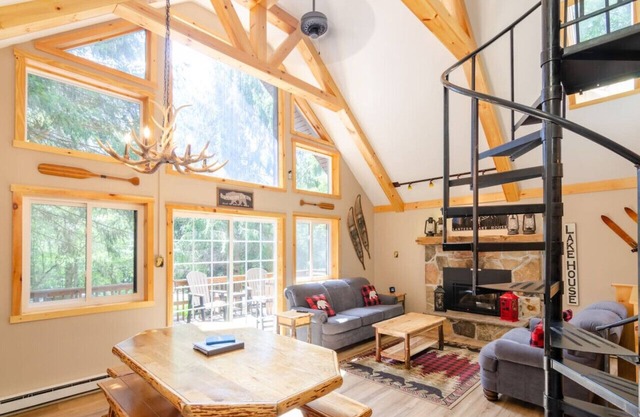 Walk to Lake Harmony l FREE Beach Access l Hot Tub