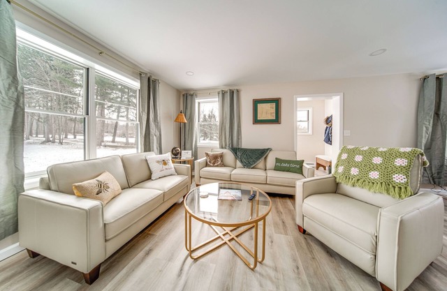 Walk to Lake: Pet-Friendly Cottage in Jamestown!
