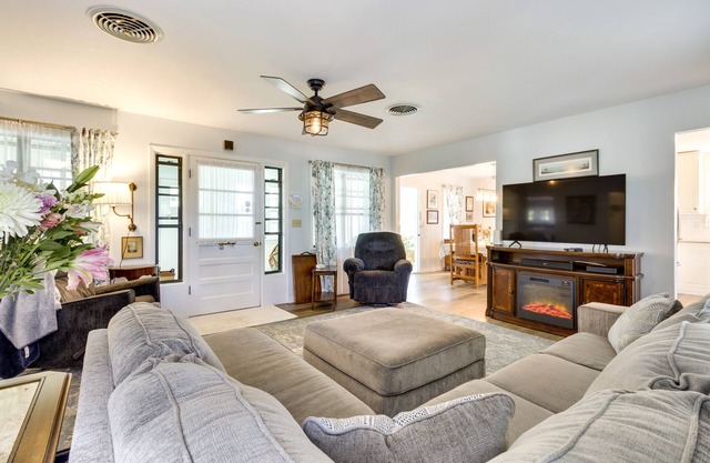 Walk to Lakes! Tropical Escape in Mount Dora
