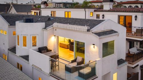 Walk to Manhattan Beach Pier Ocean Views Balcony Peloton Casa Del Mar by AvantStay