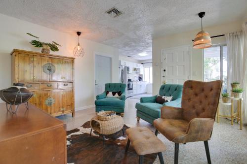 Walk to Ocean Chic Deerfield Beach Cottage!