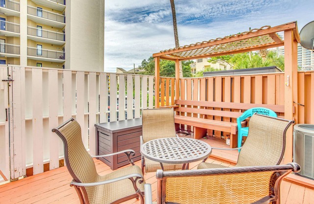 Walk to Ocean: Myrtle Beach Condo w/Deck