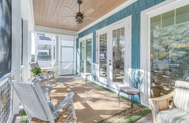 Walk to Public Beach: Hideaway in St Simons Island