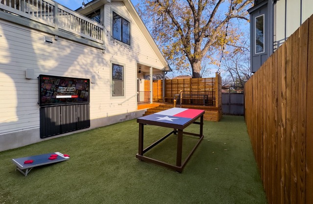 Walk to Rainey! Bachelor/Bachelorette House in the Heart of ATX - Sleeps 22