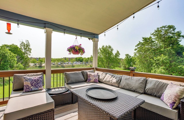 Walk to Rec Center: Spacious Highlands Ranch Home