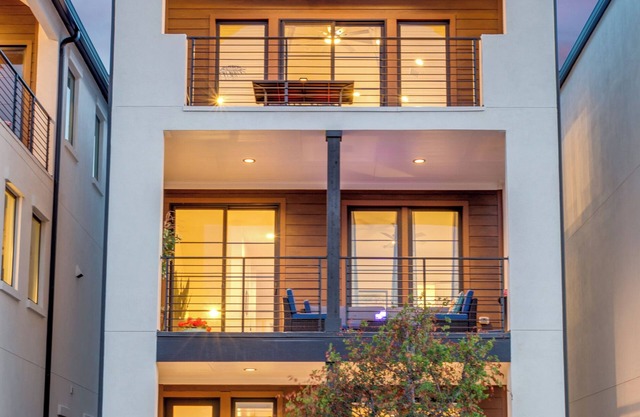 Walk to Riverwalk & Alamodome from Modern Retreat- 2 Car Garage w/EV Charger