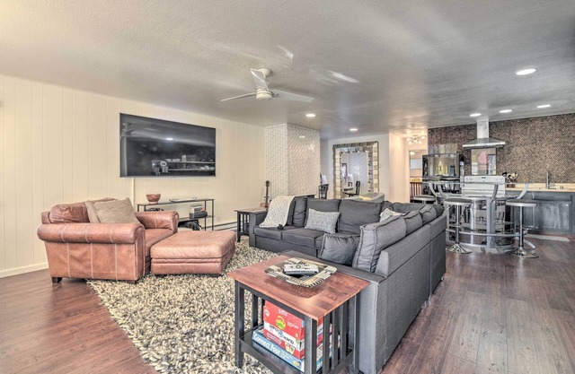 Walk to Ski Slopes! Red River Condo w/Fireplace