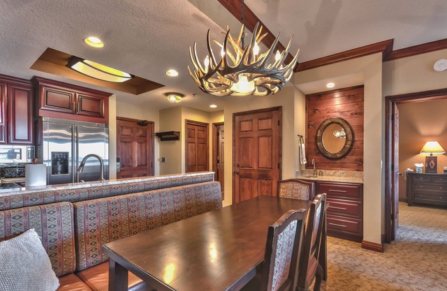 Walk to Ski. Westgate Canyons Condo. Pool/Hot tub.