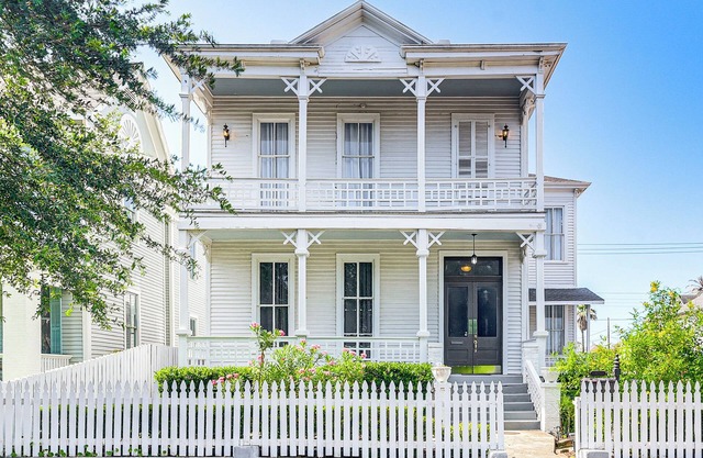 Walk to Strand District: Historic Galveston Home