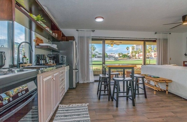 Walk to the Beach - BEAUTIFUL Spacious 2 BD Condo