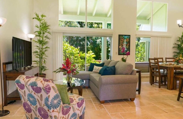 Walk to the Beach and Westin! Sleeps 6