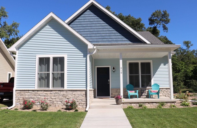 Walk to the beach! Great modern home with spring and early summer availability!