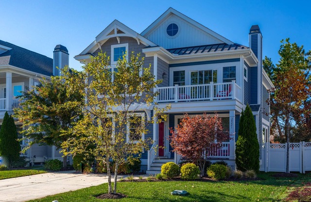 Walk to the Beach!Large Clean Home Sleeps 17 Parking