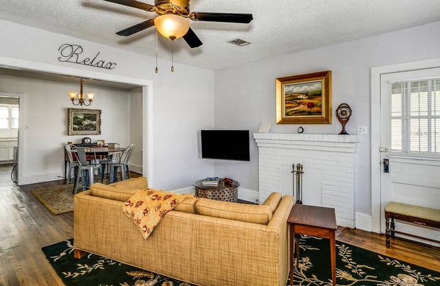 Walk To The Pensacola Bay Center - Historic Downtown Single Family Home - Fast WiFi - Old East Hill