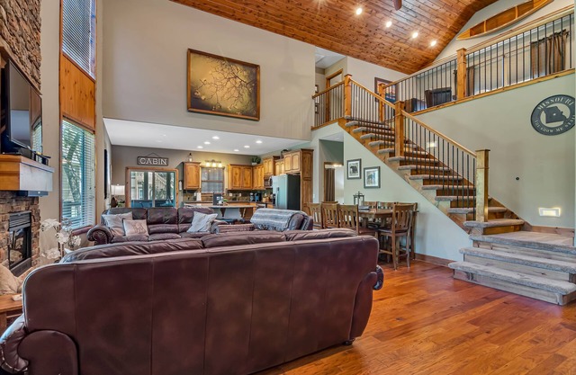 Walk to the Pool! Large Yard! 10 Min to Branson Landing!