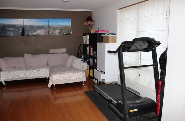 Walk to train station, cosy house +treadmill …