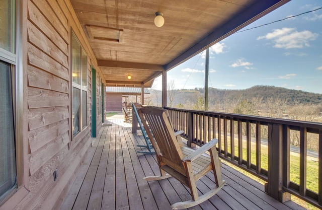 Walk to White River: Mountain View Family Cabin!