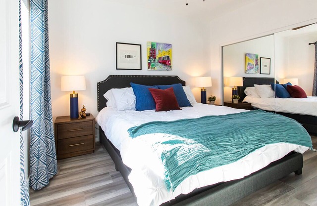 Walkable - Restaurants - Large Patio - A/C