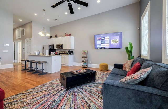 Walkable to Forsyth Park, queen bed, spacious and super comfy