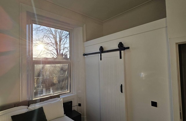 Walking distance to Edinburgh Zoo and Murrayfield Stadium