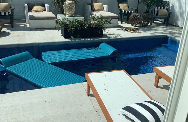 Walking Distance to Ocean/Beaches, Heated/Saltwater pool-pool open 4/1-11/1