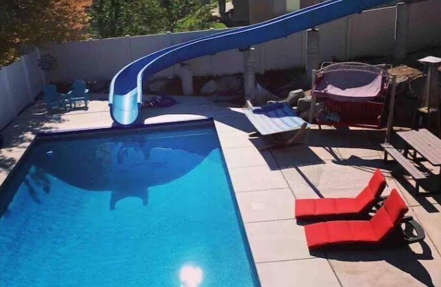 Walkout Basement Apt w/Waterslide, Hot Tub & Moren