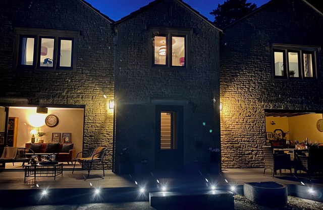Walnut Farm, Kingscote, Cotswolds - Unique farm stay