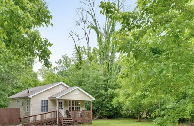 Wanderers Nest with a hot tub!