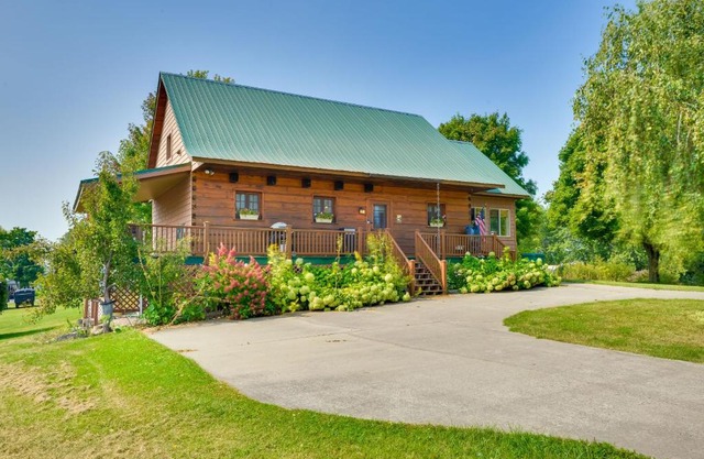 Warm and Cozy Clayton Cabin Near St Lawrence River!
