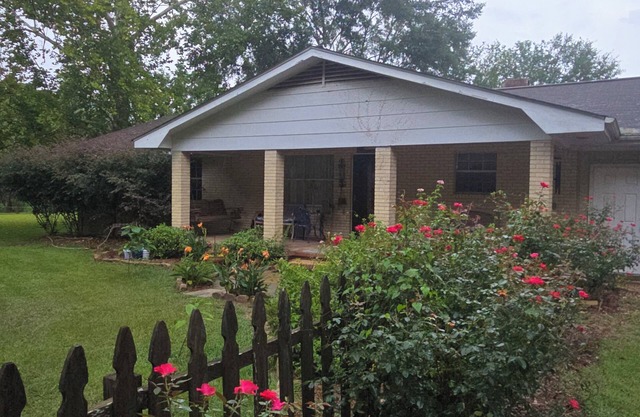 Warm and welcoming farmhouse, nestled on our 198 year old family fàrm