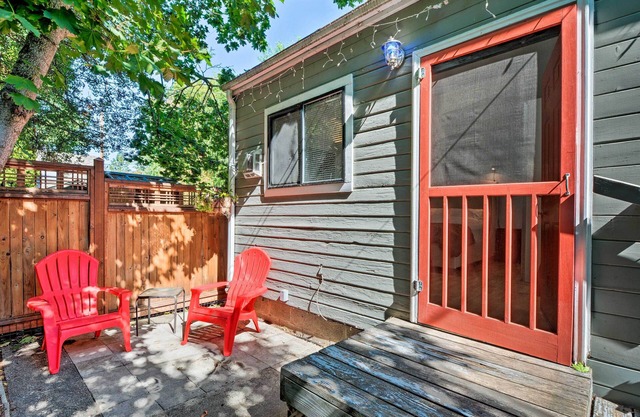 Warm & Inviting Ashland Cottage < Half-Mile to SOU