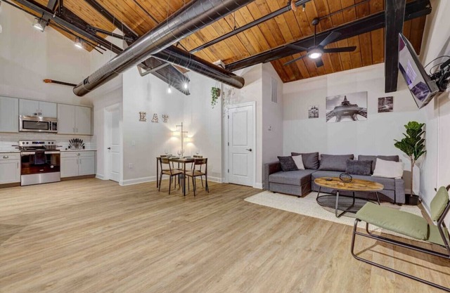 Washington303 · Luxury Industrial Style King SuiteB- Shawnee Mtn!