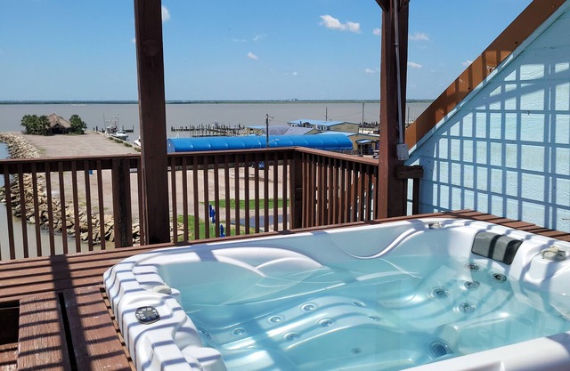 Water Front Home With fishing pier. Next Door to Full Service Marina/Restaurant