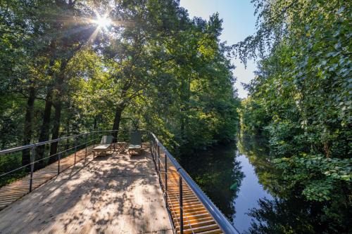 Water Hideout - Floating Luxury in Pure Wilderness
