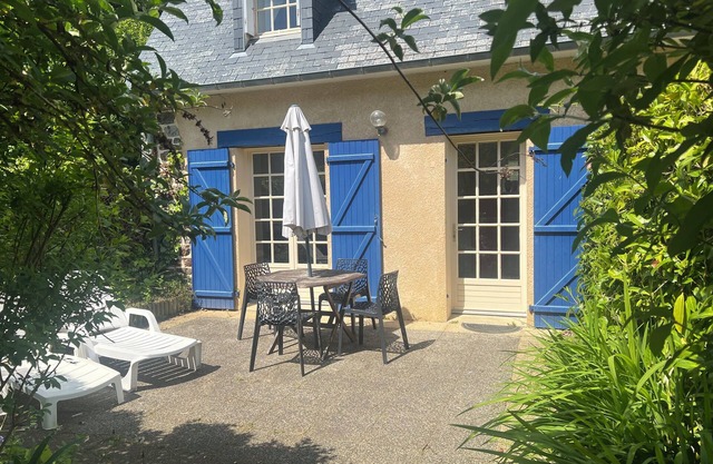 Waterfront house 50 m from the Moulin beach, 700m² grounds