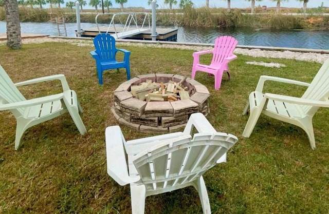 Waterfront 1 bed plus sleeper sofa, FREE Boat dock, Fire Pit, & Trailor Parking