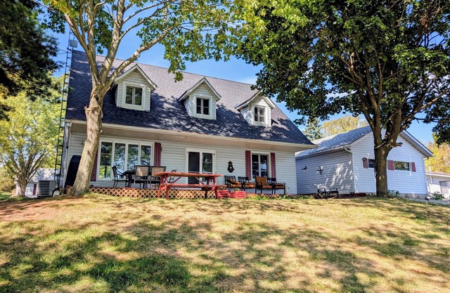 Waterfront 2br fully equipped private cottage with wooded area and large yard