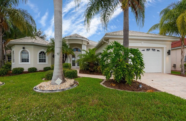 Waterfront, 4 Bed, 2 Bath, sleep 8, Gulf access, pool, spa, southern exposure