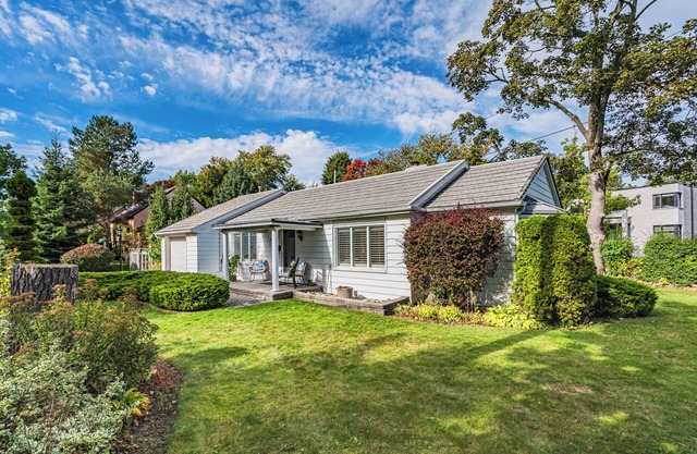 Waterfront 4BR Bungalow by Lake in Port Credit, Mississauga close to Airport