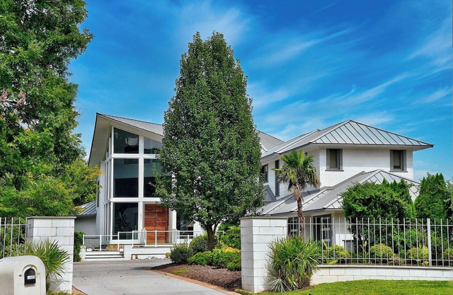 Waterfront 5BR Luxury Retreat w/Pool,Chef’s Kitchen–Sleeps 14 in Virginia Beach